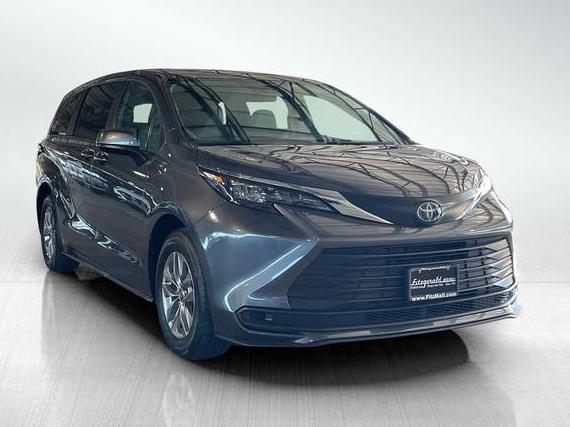 TOYOTA SIENNA 2025 5TDKRKECXSS254554 image