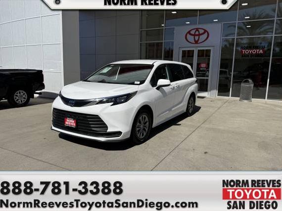 TOYOTA SIENNA 2025 5TDKRKEC6SS233779 image