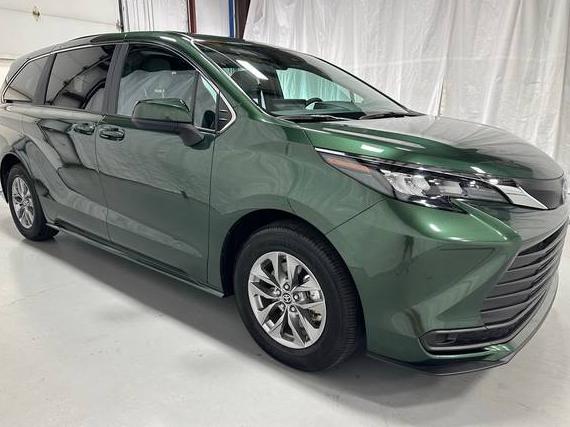 TOYOTA SIENNA 2025 5TDKRKEC3SS243962 image