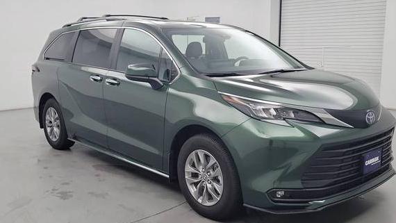 TOYOTA SIENNA 2025 5TDYSKFC1SS163427 image