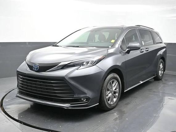 TOYOTA SIENNA 2025 5TDYRKECXSS268075 image