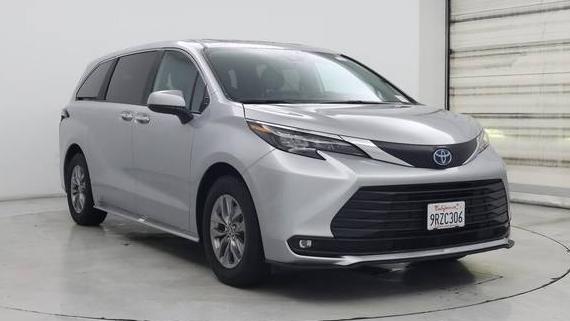 TOYOTA SIENNA 2025 5TDYSKFC0SS171759 image