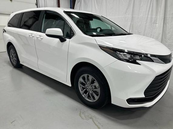 TOYOTA SIENNA 2025 5TDKRKEC3SS228670 image