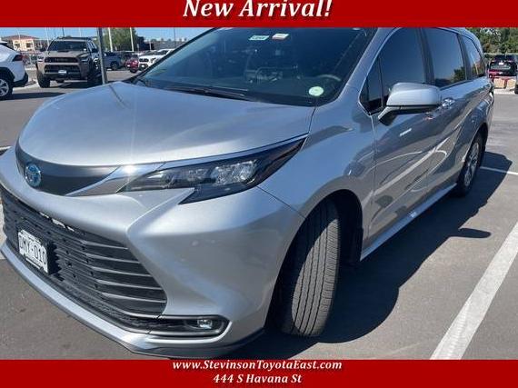 TOYOTA SIENNA 2025 5TDYSKFC1SS167882 image