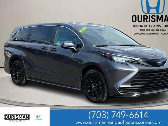 TOYOTA SIENNA 2025 5TDKRKECXSS243263 image