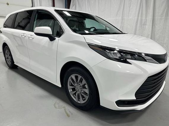 TOYOTA SIENNA 2025 5TDKRKEC0SS242204 image