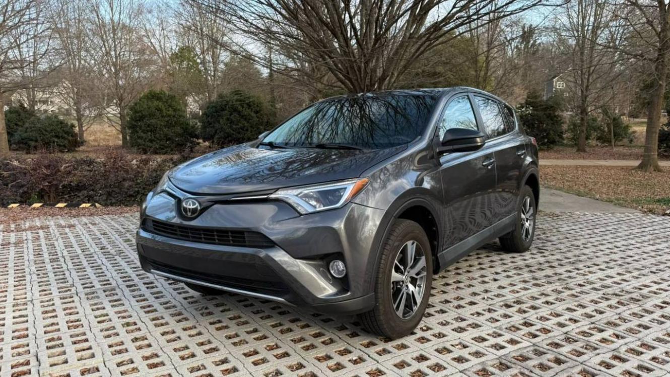 TOYOTA RAV4 2018 2T3WFREV0JW411378 image