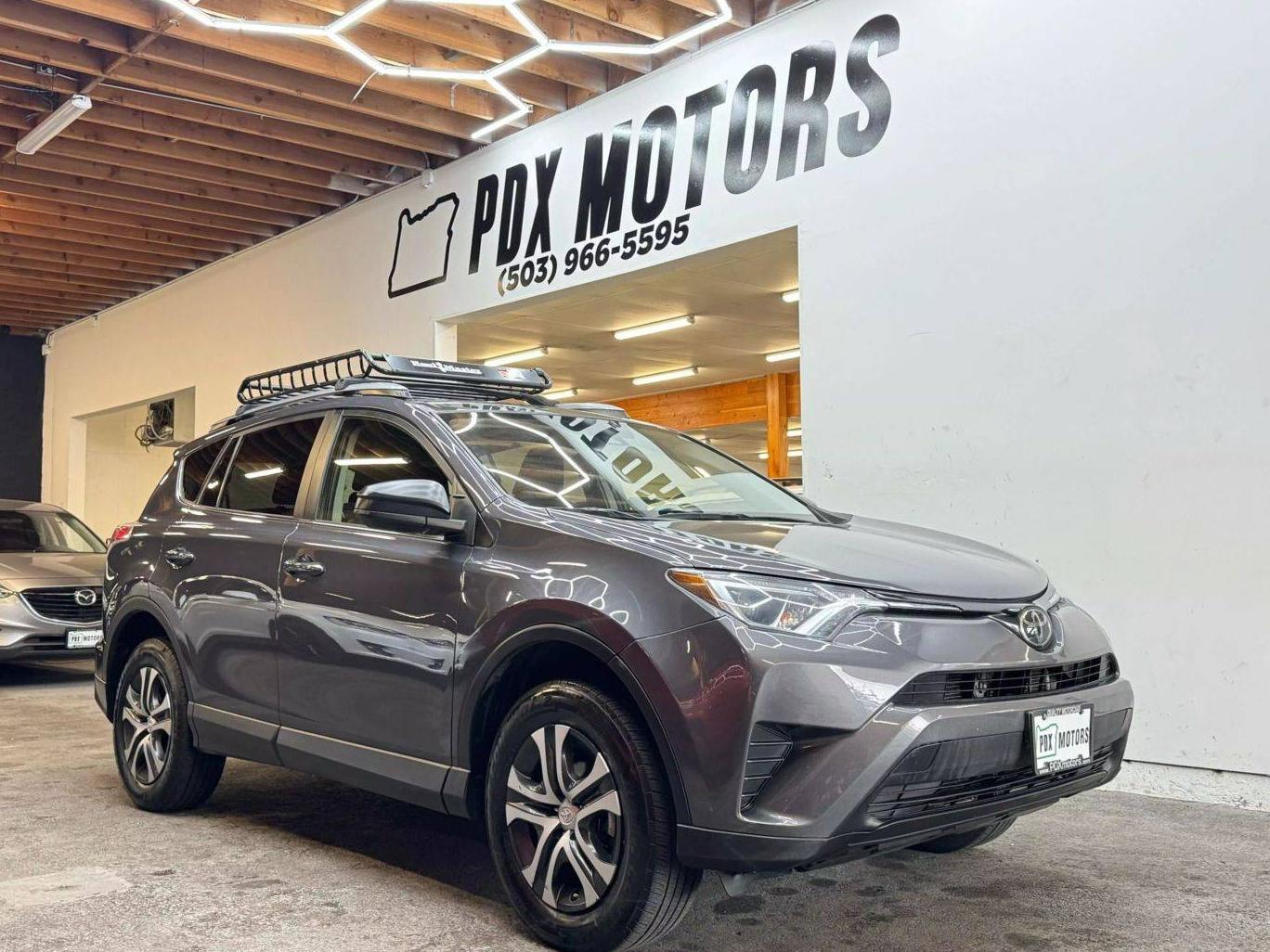 TOYOTA RAV4 2018 JTMBFREV9JJ216120 image