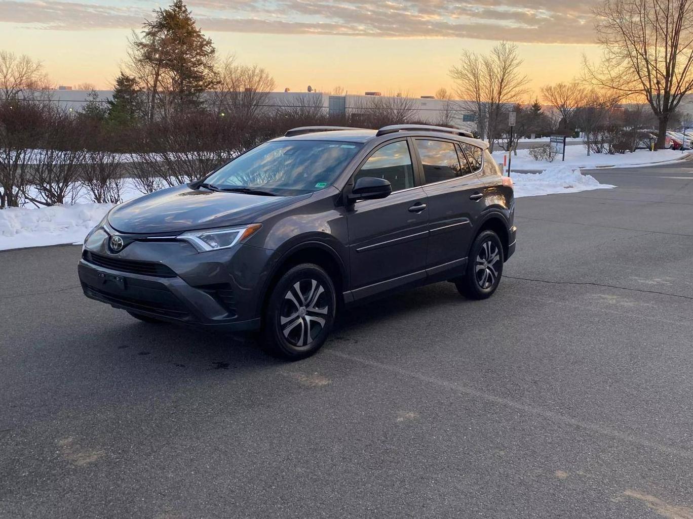 TOYOTA RAV4 2018 JTMBFREV5JJ219872 image