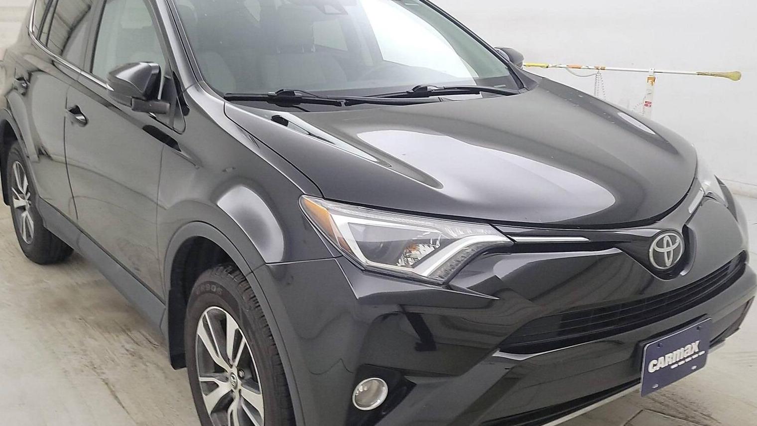 TOYOTA RAV4 2018 2T3RFREV5JW807223 image