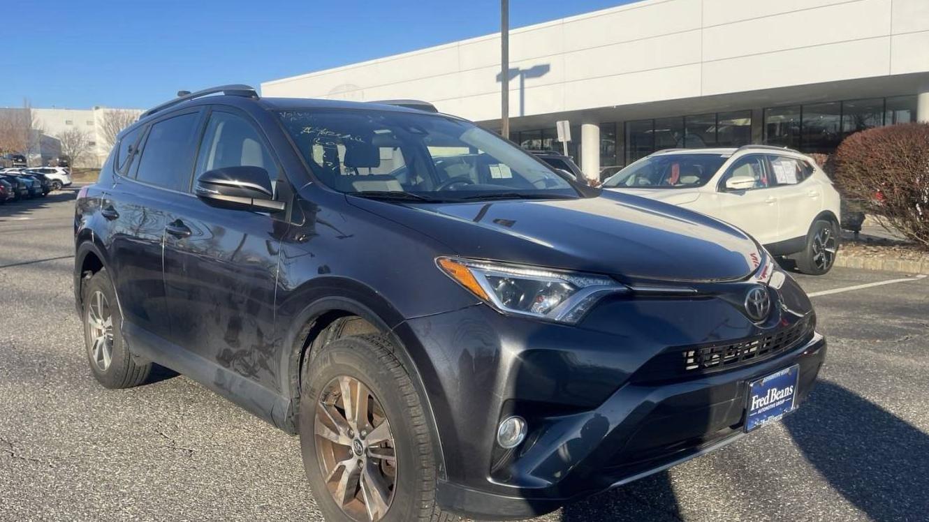 TOYOTA RAV4 2018 JTMRFREV4JD254075 image