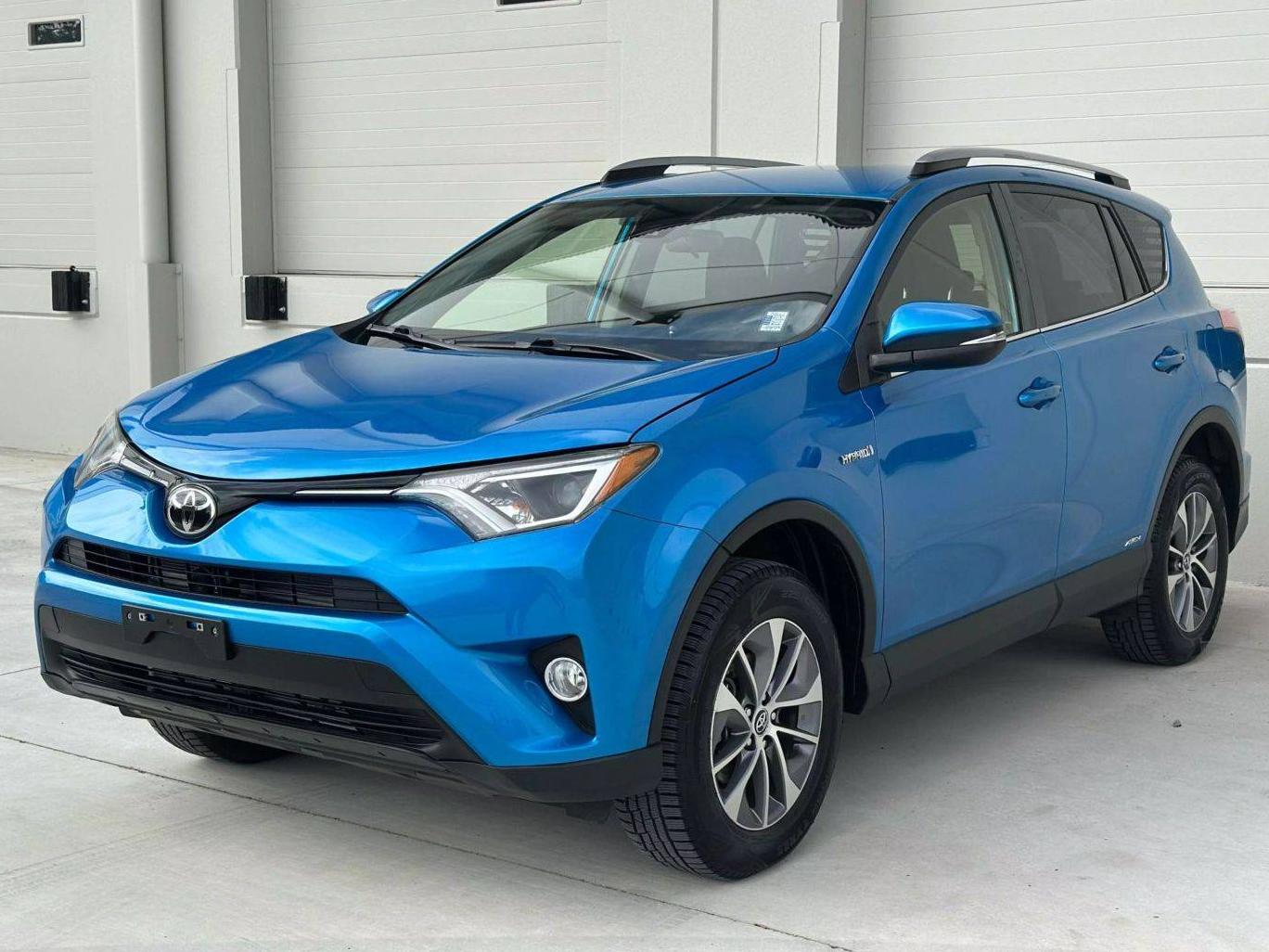 TOYOTA RAV4 2018 JTMRJREV3JD246242 image