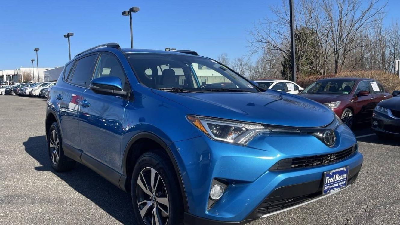 TOYOTA RAV4 2018 JTMRFREV3JD245352 image