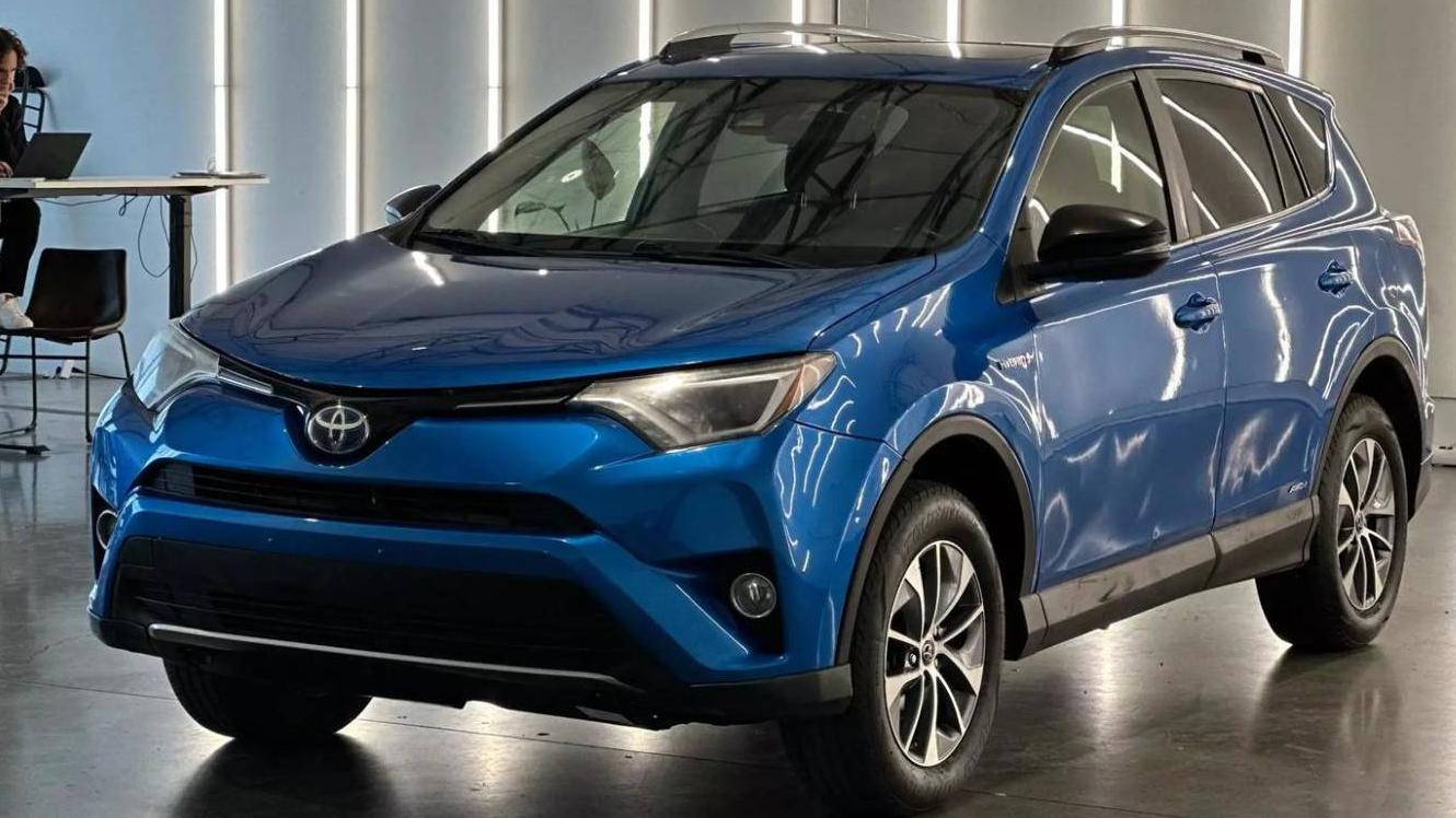 TOYOTA RAV4 2017 JTMRJREV7HD115132 image