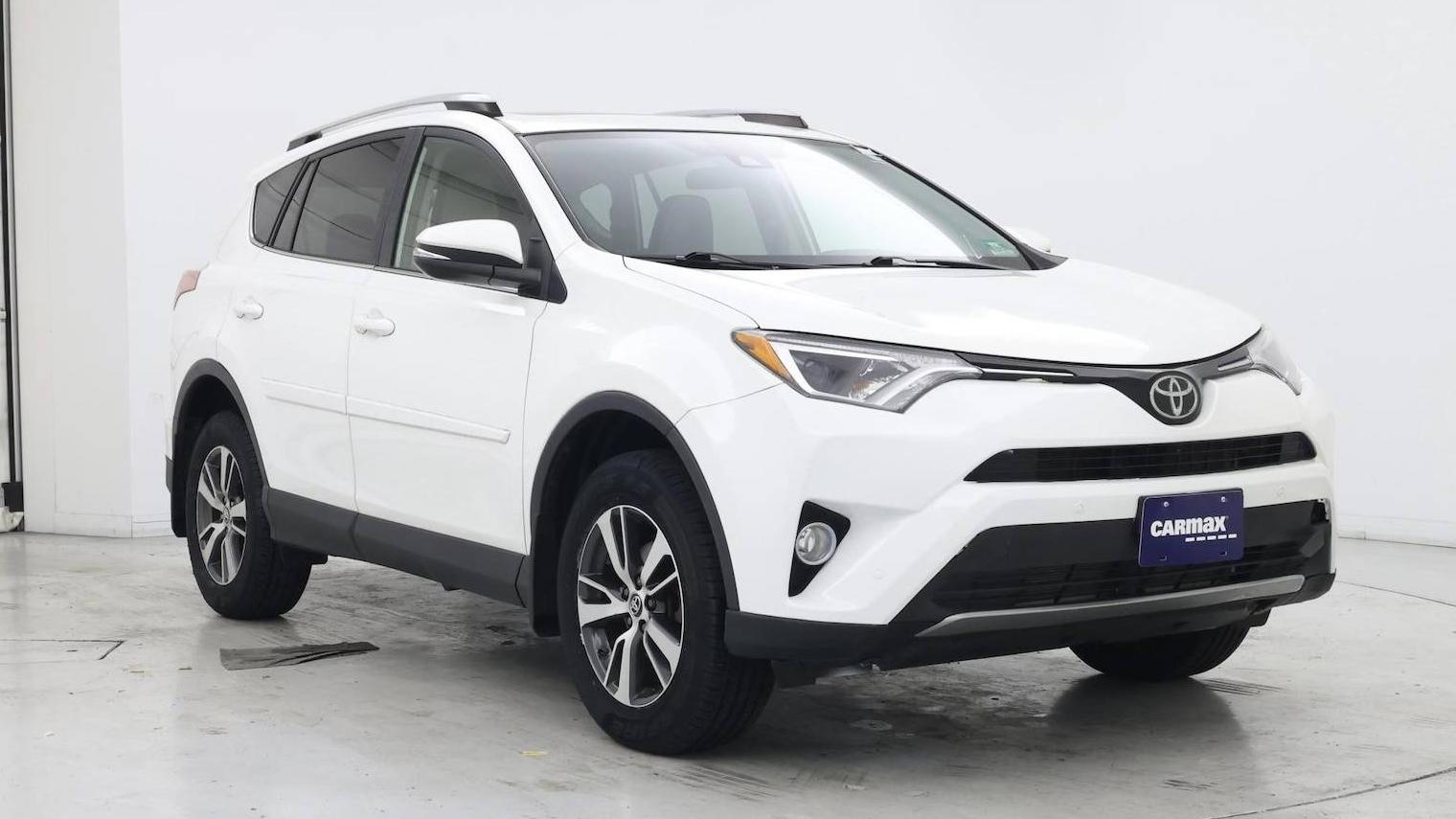 TOYOTA RAV4 2017 JTMRFREV9HJ113630 image