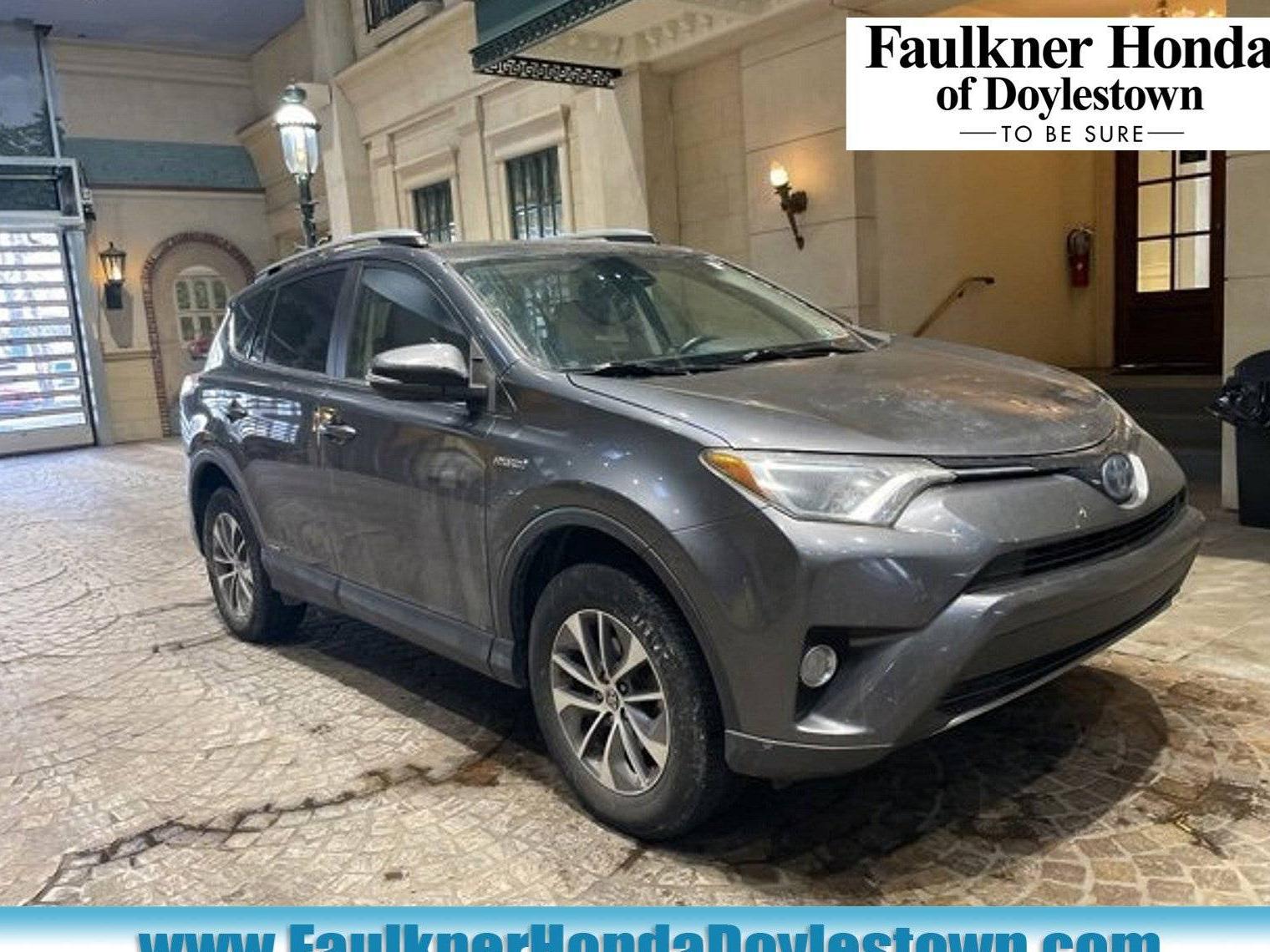 TOYOTA RAV4 2017 JTMRJREV0HD139627 image