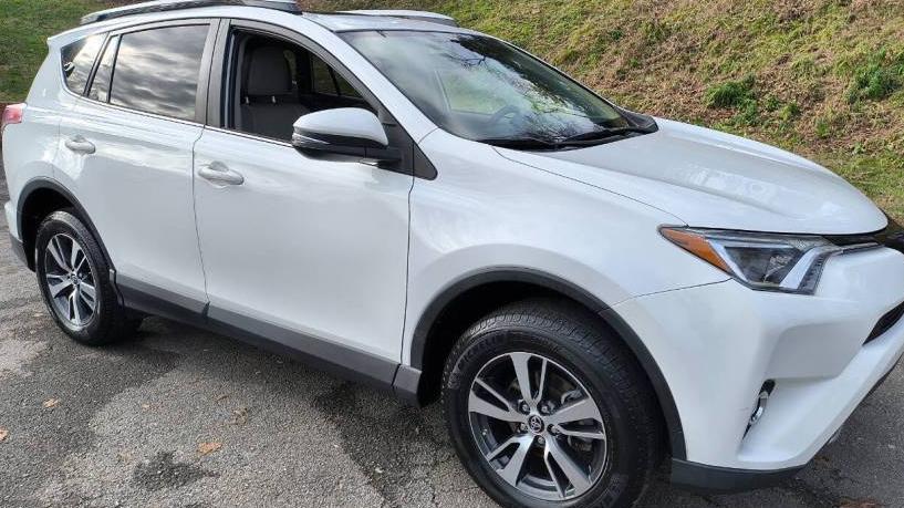 TOYOTA RAV4 2017 JTMWFREV9HJ103554 image