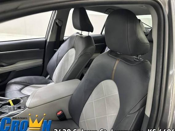 TOYOTA CAMRY 2019 4T1B11HK2KU827619 image