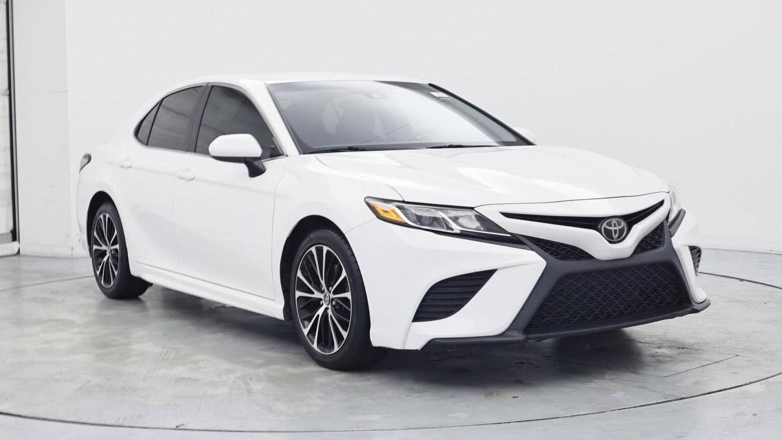 TOYOTA CAMRY 2018 4T1B11HK6JU666724 image