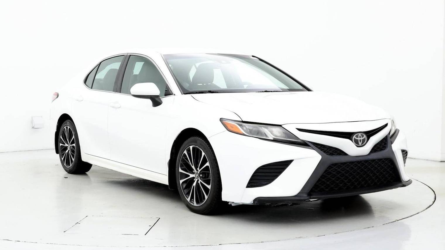 TOYOTA CAMRY 2018 4T1B11HK0JU516365 image