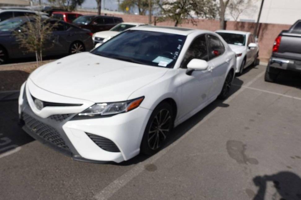 TOYOTA CAMRY 2018 JTNB11HK9J3000351 image