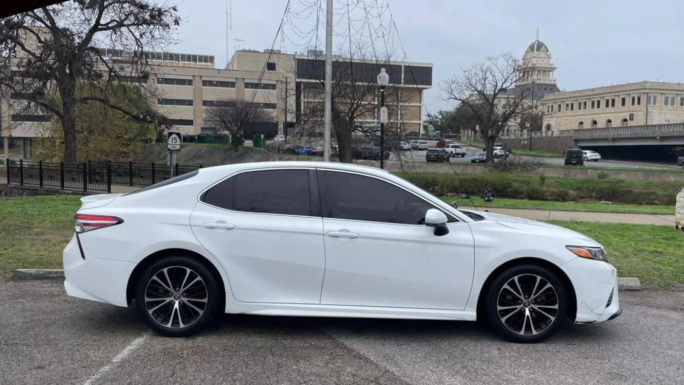 TOYOTA CAMRY 2018 4T1B11HK9JU035806 image