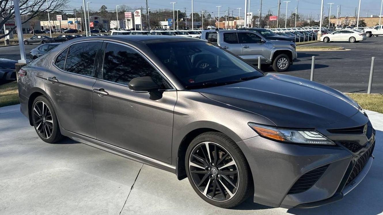 TOYOTA CAMRY 2018 4T1B61HK0JU038451 image