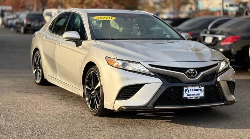 TOYOTA CAMRY 2018 4T1B61HK3JU503174 image