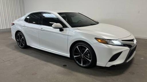 TOYOTA CAMRY 2018 4T1B61HK2JU650988 image