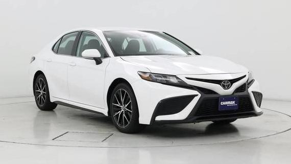 TOYOTA CAMRY 2024 4T1G11AKXRU883902 image