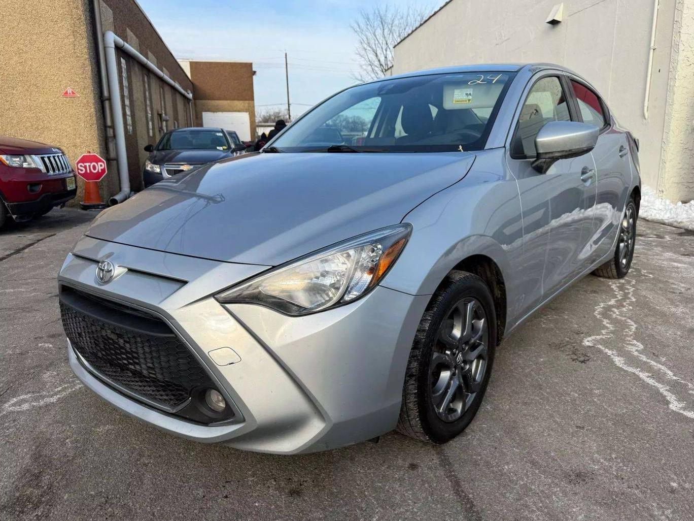 TOYOTA YARIS 2019 3MYDLBYV7KY500624 image