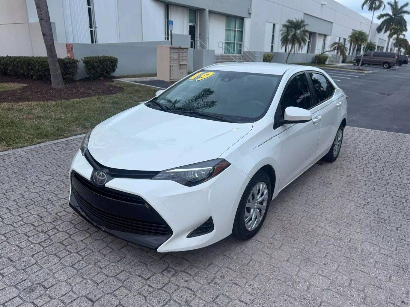 TOYOTA COROLLA 2019 5YFBURHE9KP880674 image