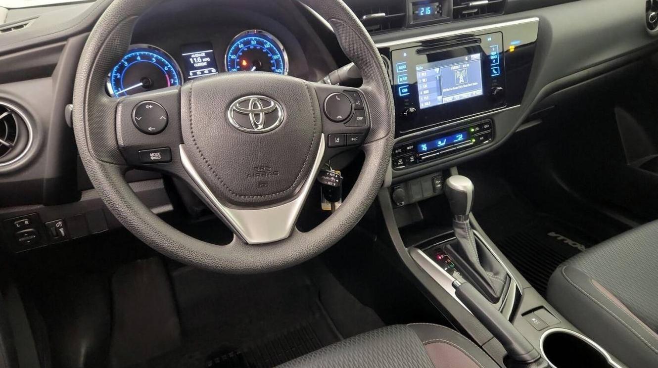 TOYOTA COROLLA 2018 5YFBURHE4JP800387 image