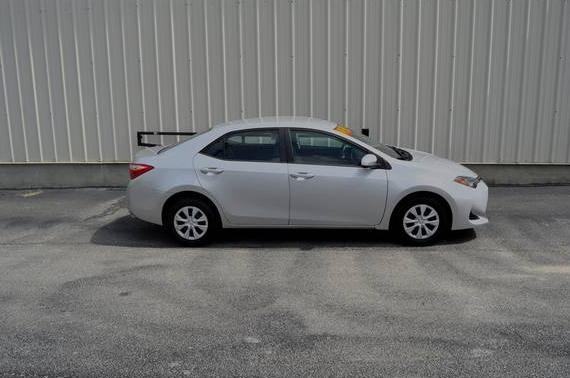 TOYOTA COROLLA 2018 2T1BURHE7JC055165 image
