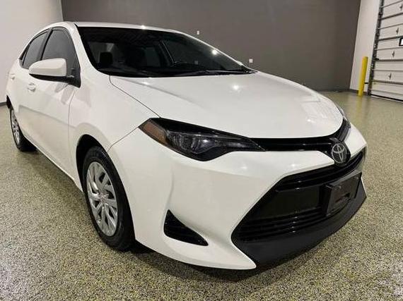 TOYOTA COROLLA 2018 5YFBURHE8JP774795 image