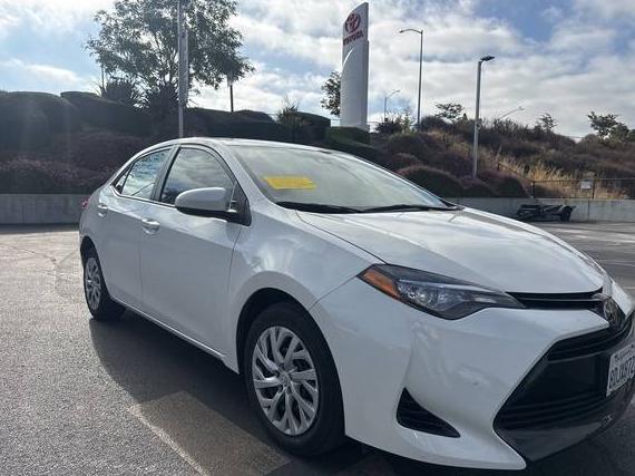 TOYOTA COROLLA 2018 5YFBURHE5JP826707 image