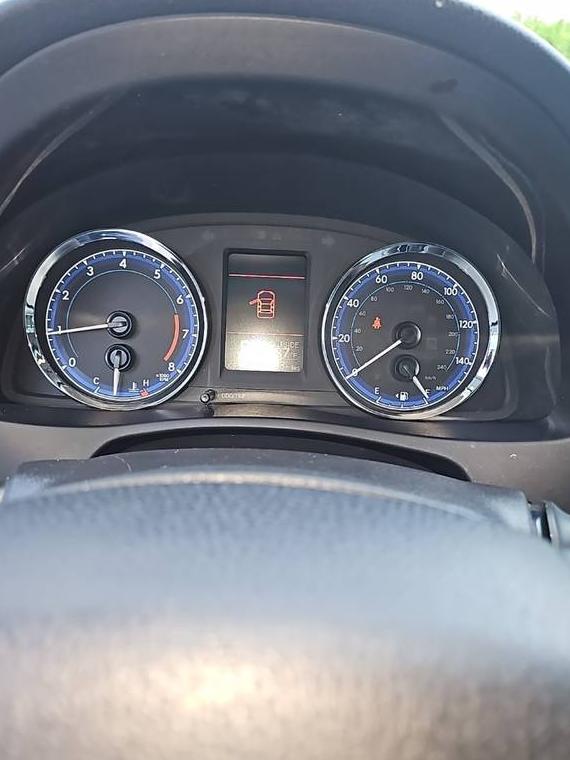 TOYOTA COROLLA 2018 5YFBURHE7JP811724 image