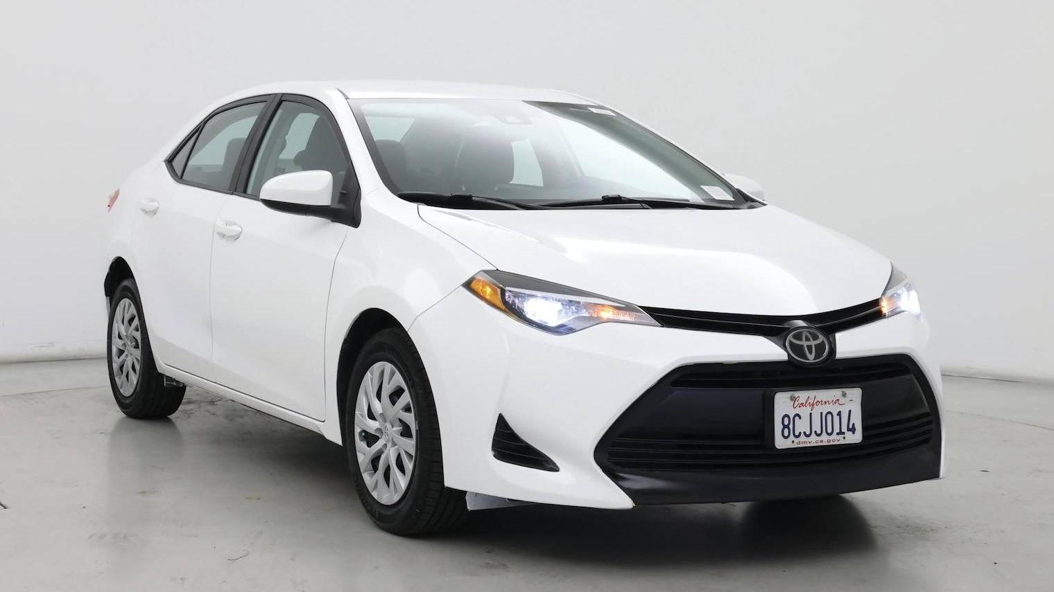 TOYOTA COROLLA 2018 5YFBURHE5JP784555 image