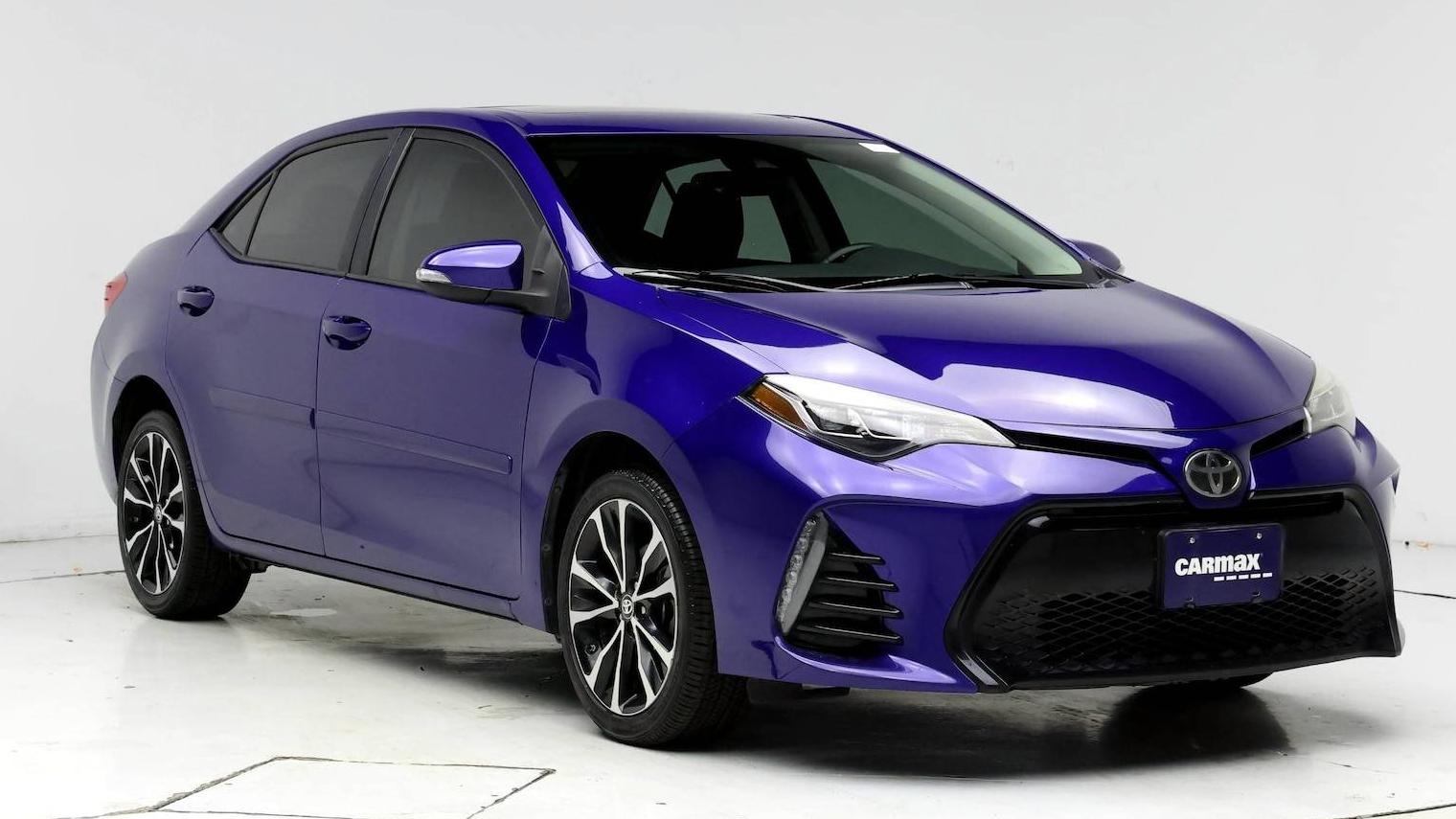 TOYOTA COROLLA 2018 5YFBURHE8JP762713 image