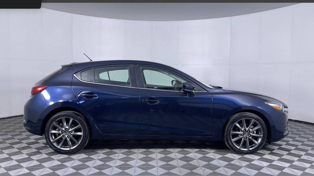 MAZDA MAZDA3 2018 3MZBN1L33JM257526 image