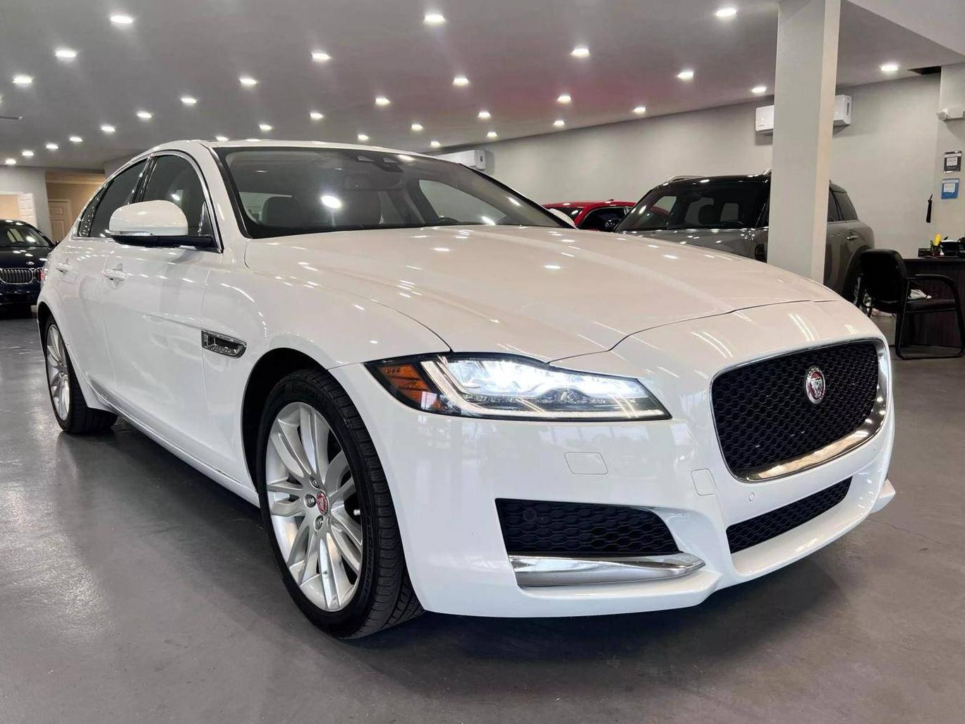 JAGUAR XF 2016 SAJBE4BVXGCY21143 image