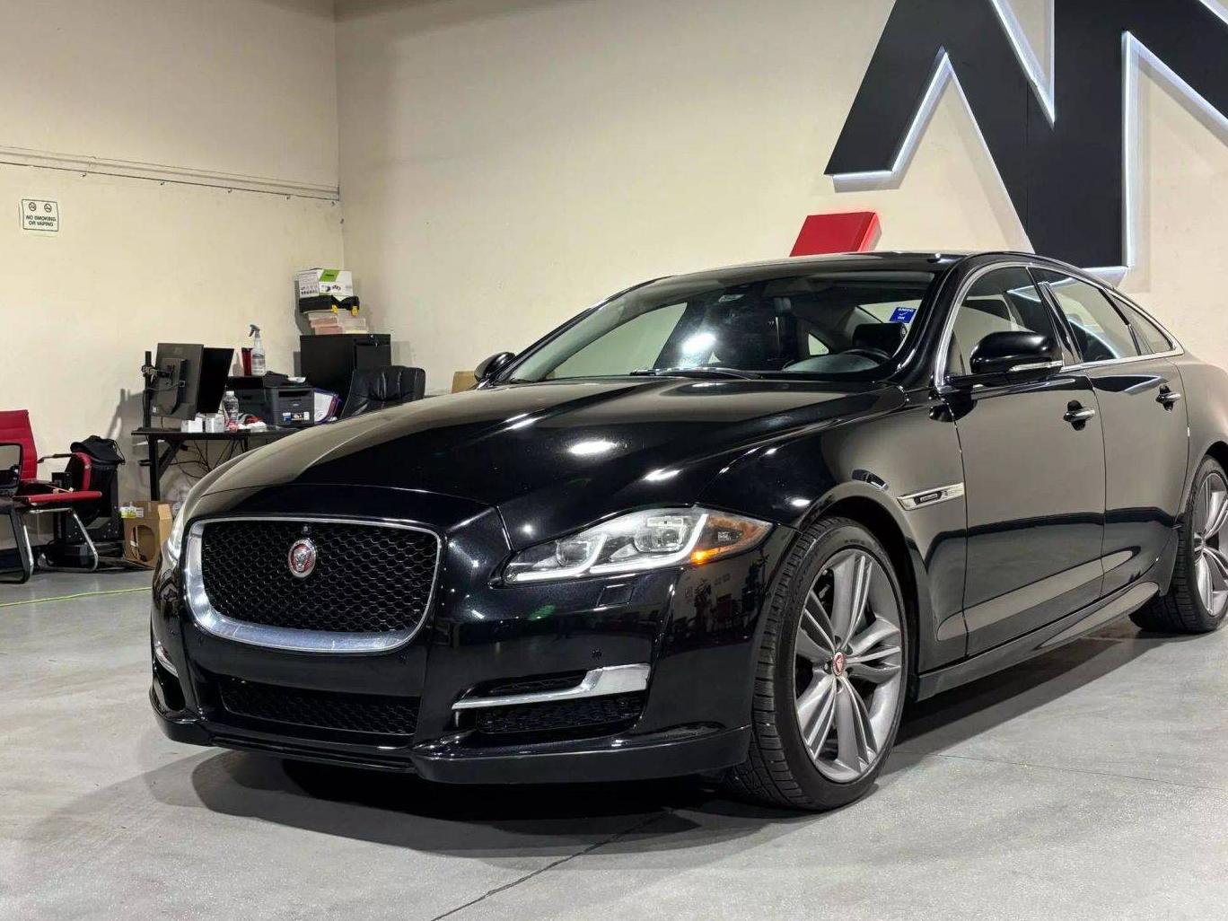 JAGUAR XJ 2017 SAJWA1CE6HMW11208 image