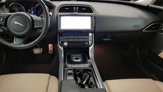 JAGUAR XE 2019 SAJAJ4FX2KCP48913 image