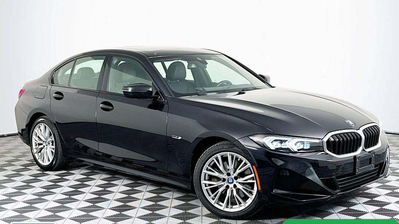 BMW 330E 2023 3MW39FF04P8C90088 image