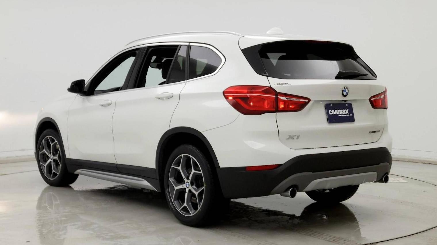 BMW X1 2018 WBXHT3C3XJ3H33096 image