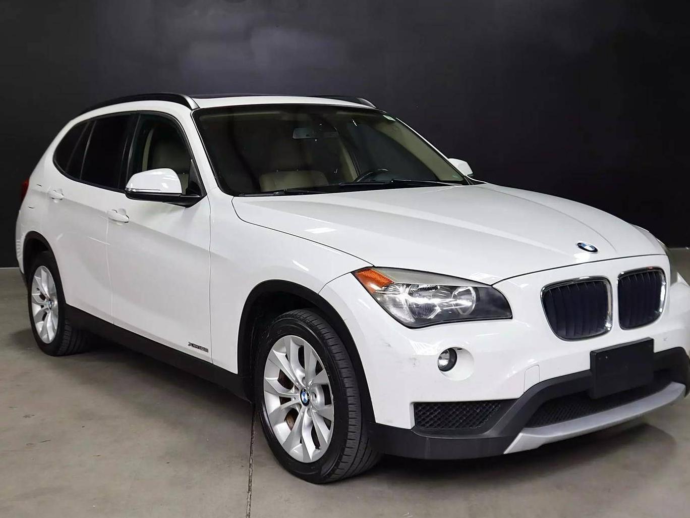 BMW X1 2014 WBAVL1C5XEVY14772 image